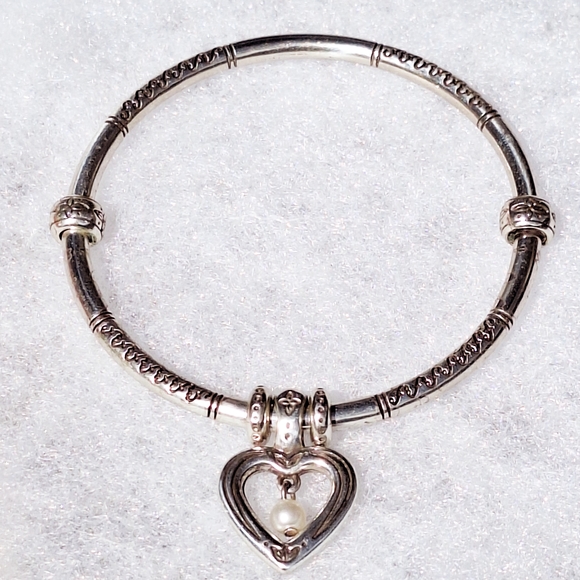 Elegant Brighton Heart Charm Pearl Bracelet - Picture 3 of 3